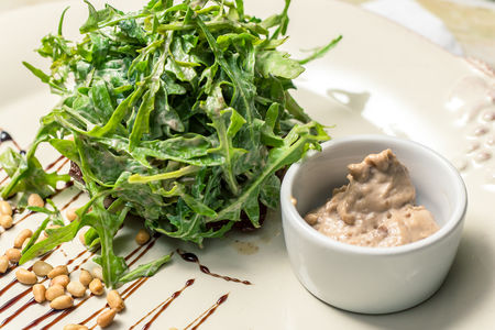 Салат Руккола с куриной печенью