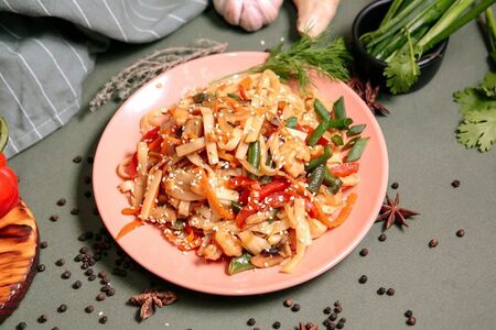 Удон с креветками и овощами в соусе вок