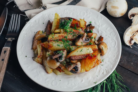 Обжаренный картофель с грибами