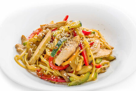 Паста с овощами и курицей