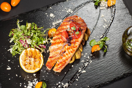 Стейк из семги с молодым картофелем