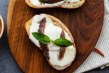 Брускетта с теплой салатной Моцареллой и анчоусами