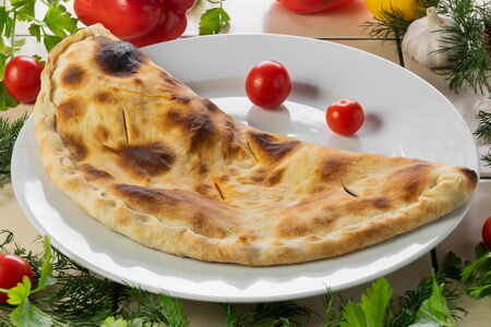 Пицца Кальцоне с куриным филе и грибами