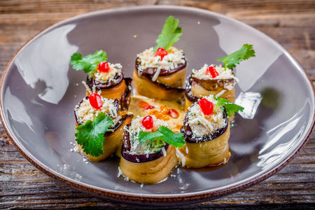 Рулетики из баклажанов, фаршированные сыром Надуги с травами