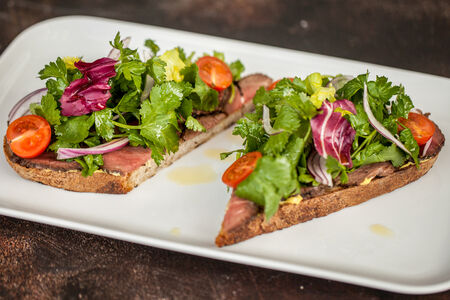 Брускетта с ростбифом и свежими травами