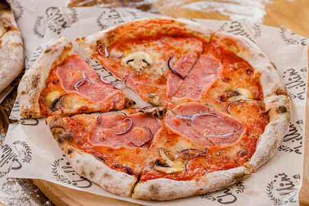 Пицца с ветчиной и грибами