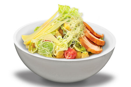 Цезарь с нежным куриным филе и сыром Пармезан