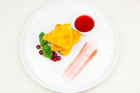 Сулугуни жареный с ежевичным соусом