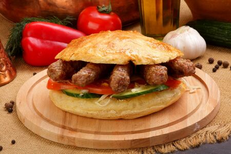 Бургер с чевапчичи