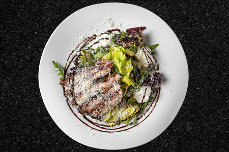 Салат с копченым угрем