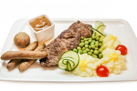 Стейк с картофельным пюре и зелёным горошком