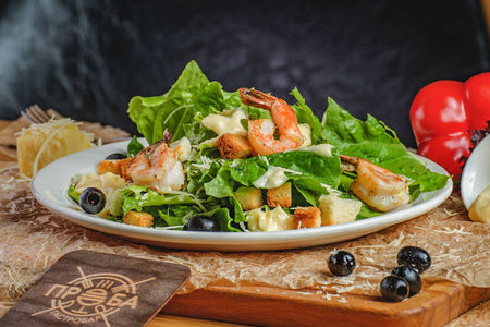 Салат Цезарь с креветками