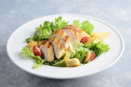 Салат Цезарь с курицей