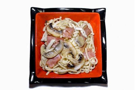 Удон с цыпленком и беконом в сливочном соусе