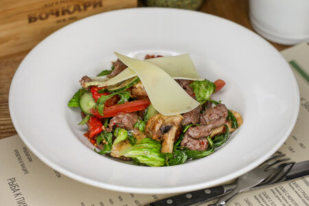 Салат с телятиной и перцем гриль
