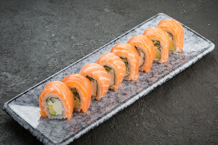 Ролл с лососем, сливочным сыром, огурцом и авокадо