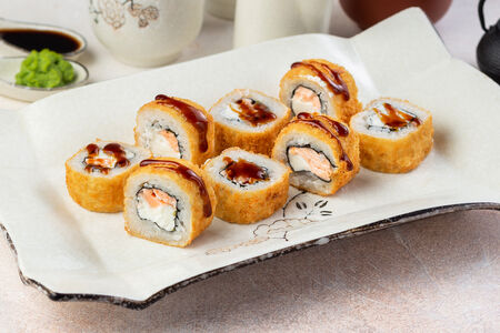 Жареный ролл с лососем