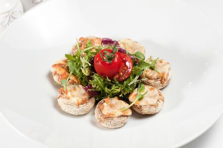 Запеченные с мясом и сыром шампиньоны