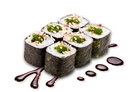 Ролл с салатом Чука и кунжутом