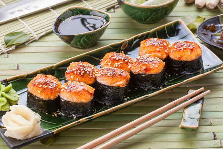 Запеченный ролл с крабом, лососем, тунцом и сыром филадельфия