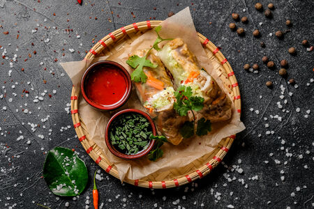 Спринг-ролл с пряной курицей