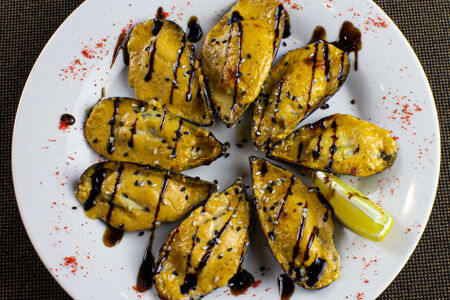 Мидии с соусом из тунца