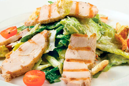 Салат Цезарь с курицей