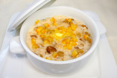 Овсяная каша с изюмом и цукатами