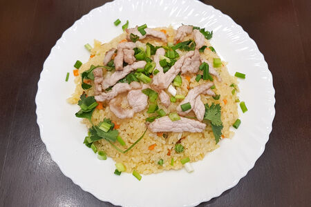 Жареный рис со свининой