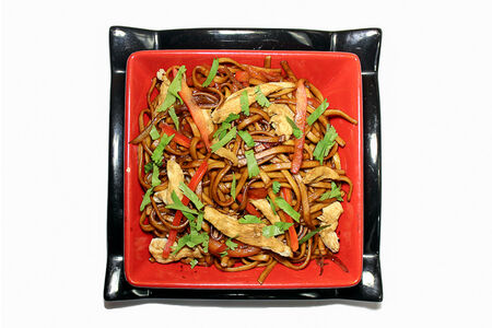 Удон с цыпленком в остром соусе шрирача