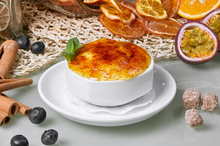 Крем-брюле со свежими ягодами