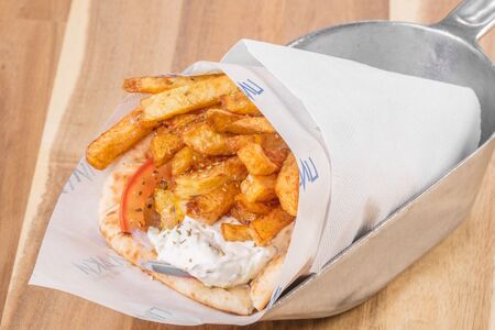 Пита с бифтеки с сыром