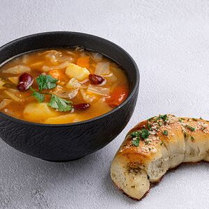 Суп «Минестроне» с чесночной булочкой