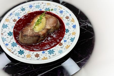 Буженина с пряными вишнями и яблочным хреном