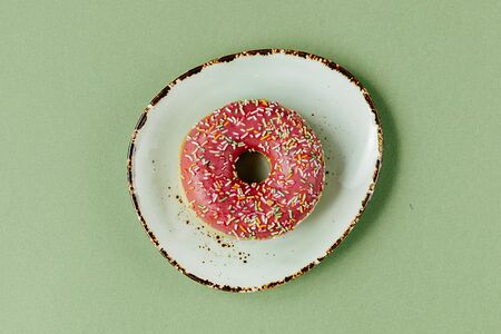 Донат клубничный