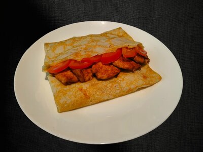 Блины с цыплёнком, томатами и сыром