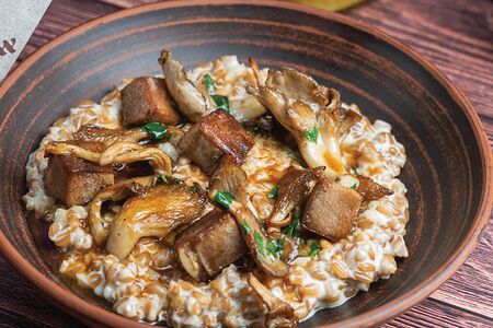 Полбяная каша с обжаренным говяжьим языком и грибами