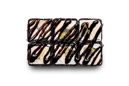 Шоколадный ролл с фруктами и творожным сыром