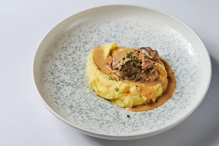 Томлёные телячьи щечки с пюре из картофеля