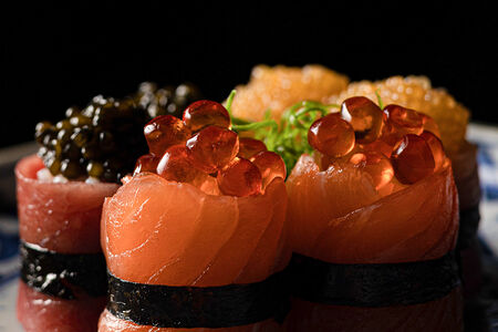 Chef's Special ролл с тремя видами икры