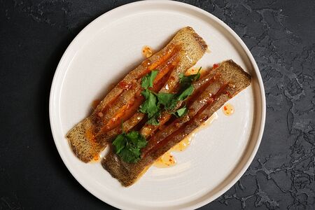 Жареный палтус в соусе сладкий чили