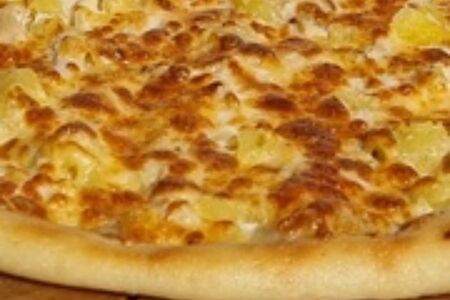 Пицца с курицей и ананасами