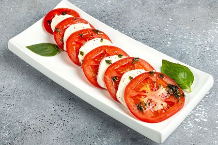 Моцарелла с томатами и песто