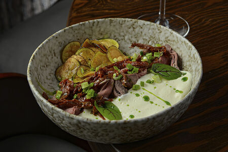 Ростбиф с сырным муссом и картофельными чипсами