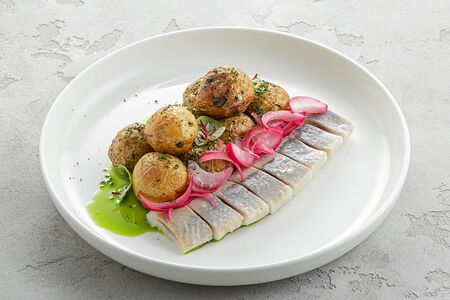 Балтийская сельдь с печеным картофелем и маринованным луком	