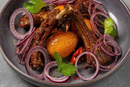 Корейка ягненка, обжаренная в казане