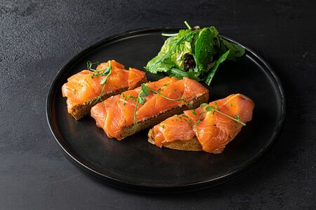 Брускетта с лососем