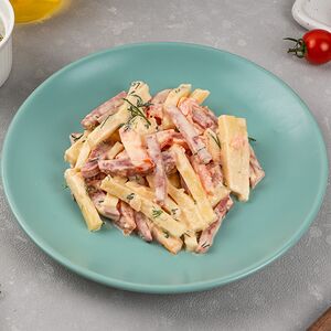 Салат с томатами сыром и колбасой