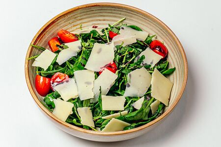 Салат с рукколой, томатами Черри и пармезаном