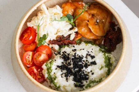 Боул с креветками, сливочным рисом, страчателлой и вялеными томатами